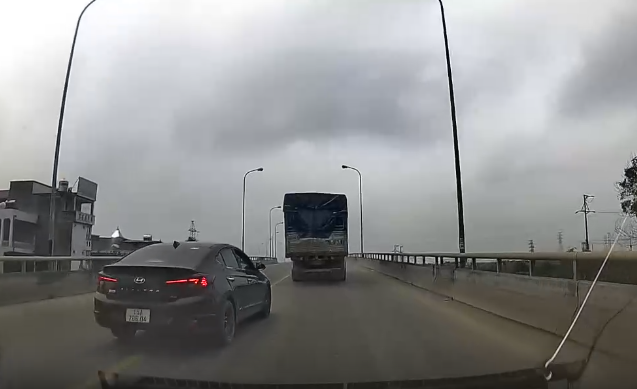 Trạm Cảnh sát giao thông An Hưng: Phạt, tước giấy phép lái xe 2 tháng một trường hợp vượt xe trong những trường hợp không được vượt